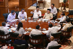 Dalam ratas yang diselenggarakan di kediaman pribadi Presiden di Hambalang, Kabupaten Bogor, Jawa Barat, pada Senin, 23 Juni 2025, pemerintah semakin mematangkan rencana penyelenggaraan Sekolah Rakyat, yang dijadwalkan akan dimulai pada tahun ajaran 2025-2026. Sumber foto : Sekretariat Kabinet.