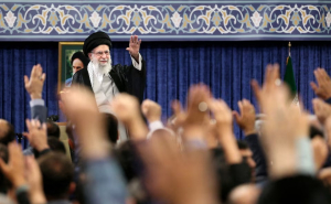 Pemimpin Tertinggi Iran, Ayatollah Ali Khamenei, melambaikan tangan saat menghadiri sebuah pertemuan di Teheran, Iran, 20 Mei 2025. Sumber foto : Kantor Pemimpin Tertinggi Iran/WANA [West Asia News Agency]/REUTERS).
