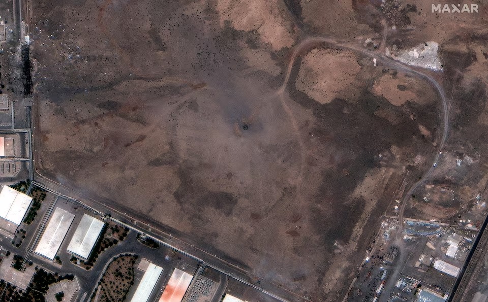 Citra satelit memperlihatkan tampilan dekat kawah di atas fasilitas bawah tanah Natanz Enrichment Facility, setelah dihantam serangan udara AS, dekat Natanz, Iran, 22 Juni 2025. Sumber Foto : Maxar Technologies. Disiarkan melalui REUTERS.