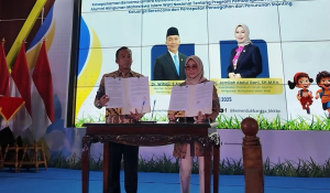 Koordinator Presidium MN Forhati Jamilah Abdul Gani (kanan) bersama Menteri Kependudukan dan Pembangunan Keluarga/BKKBN, Wihaji.