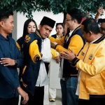 Kaharudin (Kiri) saat bergabung ke Partai Golkar sekaligus peringatan Hari Ulang Tahun AMPI di DPP Partai Golkar Jakarta.