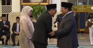 Gus Idror saat menerima penghargaan dari Presiden Prabowo mewakili keluarga KH.Maimoen Zubair.
