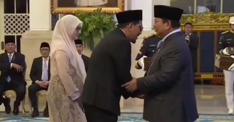 Gus Idror saat menerima penghargaan dari Presiden Prabowo mewakili keluarga KH.Maimoen Zubair.