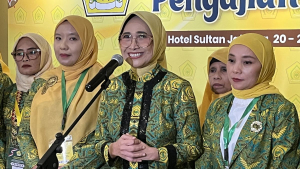 Hetifah Sjaifudian (tengah)