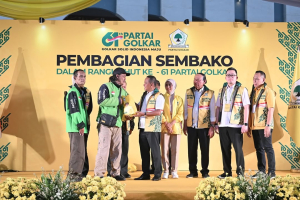 Bahlil berikan sembako dalam perayaan HUT Golkar ke-61 di DPP Partai Golkar.