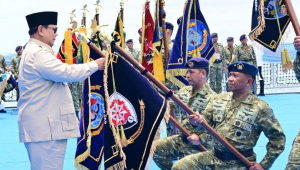 Presiden Prabowo Subianto menghadiri acara Presidential Inspection di Kapal Perang Republik Indonesia (KRI) dr. Radjiman Wedyodiningrat (RJW-992) di Markas Komando Lintas Laut Militer (Kolinlamil), Tanjung Priok, Jakarta Utara, pada Kamis, 2 Oktober 2025. Foto: BPMI Setpres/Rusman