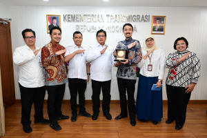 Wamen Viva Yoga saat menerima jajaran pengurus Ikatan Alumni Universitas Indonesia (ILUNI) di Kantor Kementerian Transmigrasi, Kalibata, Jakarta, pada Kamis (27/11)