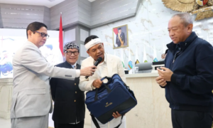 Dedi Mulyadi Serahkan Bonus Rp1 Miliar untuk Persib, Berasal dari Hasil Jual Sapi Pribadi
