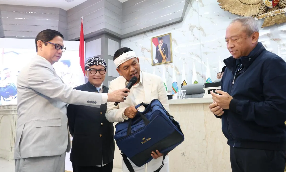 Dedi Mulyadi Serahkan Bonus Rp1 Miliar untuk Persib, Berasal dari Hasil Jual Sapi Pribadi